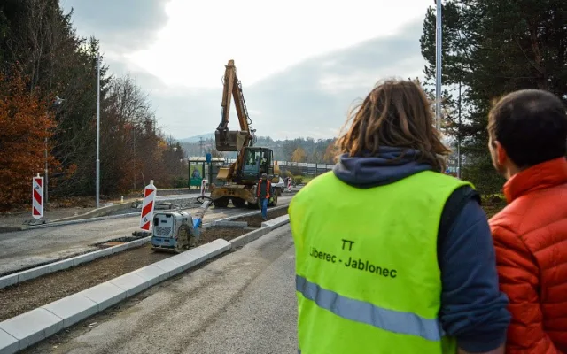 Za dva týdny se řidičům otevře nový kruhový objezd v Rochlici