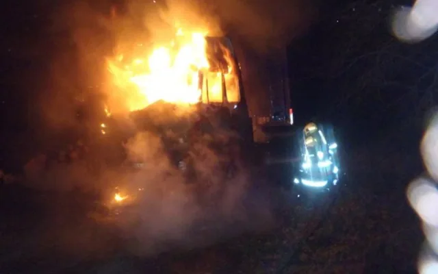 Na Albrechtickém kopci hořela Tatra. Řidič před plameny utekl