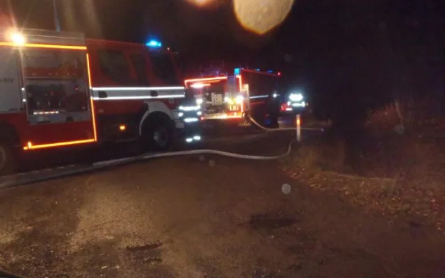 Na Albrechtickém kopci hořela Tatra. Řidič před plameny utekl