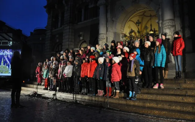 Na "Benešáku" se rozsvítil vánoční strom, letos napoprvé
