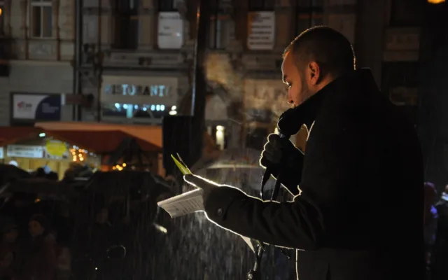 Na "Benešáku" se rozsvítil vánoční strom, letos napoprvé