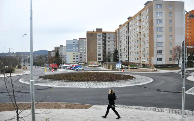 V Rochlici se v pondělí otevřel nový kruhový objezd