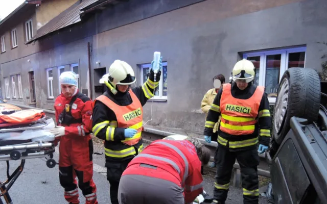 Řidička otočila své auto na střechu. Do nemocnice ji musel transportovat vrtulník