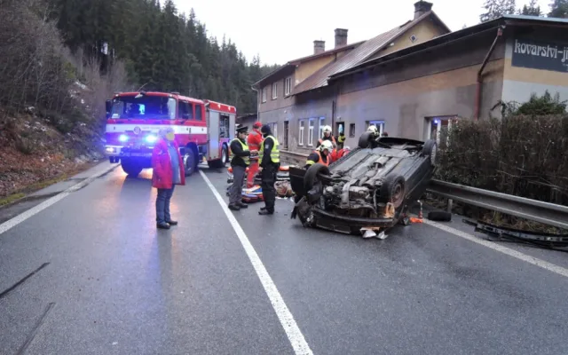 Řidička otočila své auto na střechu. Do nemocnice ji musel transportovat vrtulník