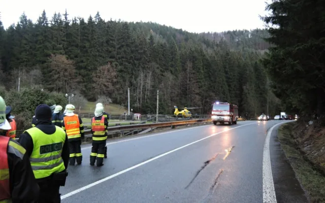 Řidička otočila své auto na střechu. Do nemocnice ji musel transportovat vrtulník