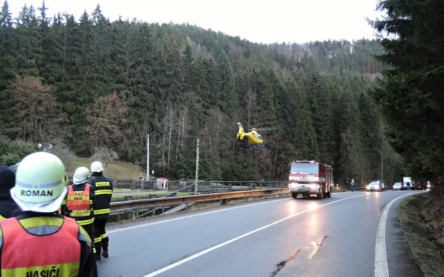 Řidička otočila své auto na střechu. Do nemocnice ji musel transportovat vrtulník