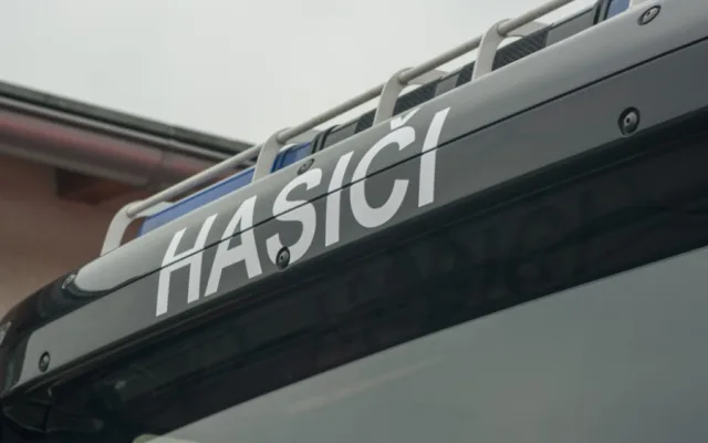 Řidička otočila své auto na střechu. Do nemocnice ji musel transportovat vrtulník
