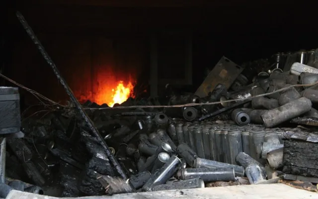 Hasiči dohašují trosky továrny Agba. Příčina výbuchu je stále nejasná