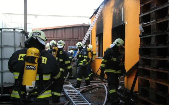 Hasiči dohašují trosky továrny Agba. Příčina výbuchu je stále nejasná