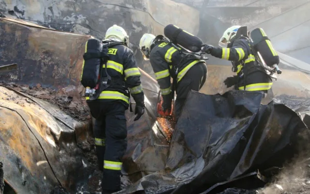 Hasiči dohašují trosky továrny Agba. Příčina výbuchu je stále nejasná