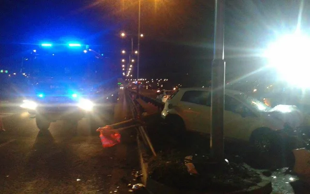 Průtah Libercem blokuje nehoda poblíž nájezdu od Jablonce nad Nisou. Řidička prorazila svodidla