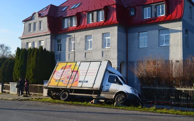 V Hodkovicích ráno havarovala pekařská dodávka