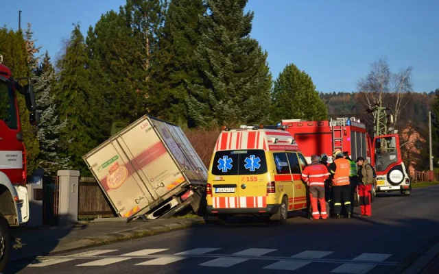 V Hodkovicích ráno havarovala pekařská dodávka