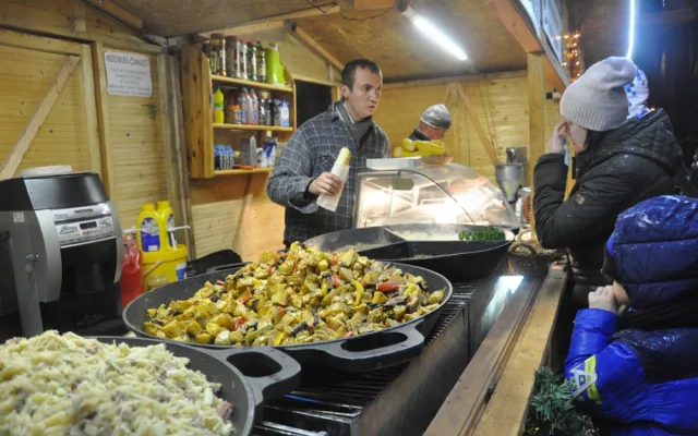 Na náměstí u radnice začaly adventní trhy