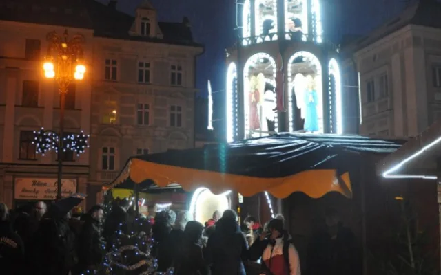 Na náměstí u radnice začaly adventní trhy
