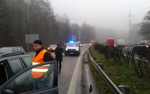 Rychlostku na Liberec zablokovala ve čtvrtek ráno hromadná nehoda