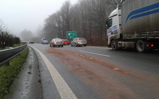 Rychlostku na Liberec zablokovala ve čtvrtek ráno hromadná nehoda