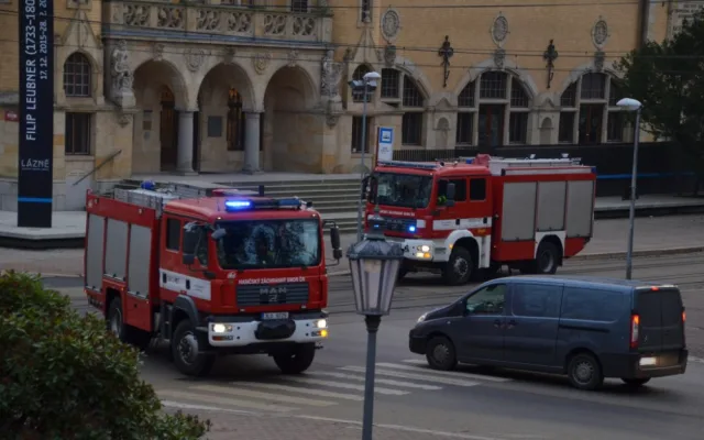 Dým stoupající z muzea vyděsil Liberečany, hasiči si pro cvičení připravili autentické podmínky