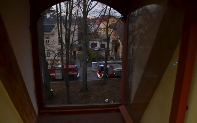 Dým stoupající z muzea vyděsil Liberečany, hasiči si pro cvičení připravili autentické podmínky