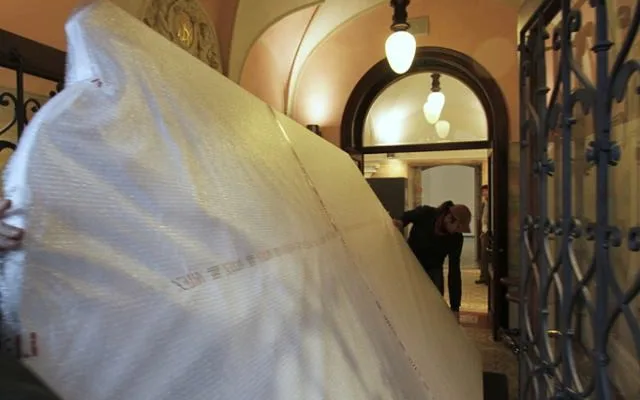 Takhle velký obraz v liberecké galerii ještě nebyl. Na výšku má skoro čtyři metry