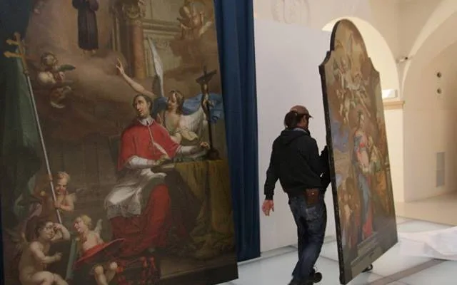 Takhle velký obraz v liberecké galerii ještě nebyl. Na výšku má skoro čtyři metry