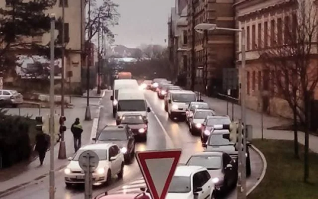 Doprava v Liberci kolabuje, autobusy nabírají v kolonách zpoždění