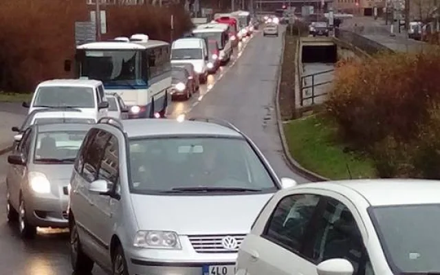 Doprava v Liberci kolabuje, autobusy nabírají v kolonách zpoždění