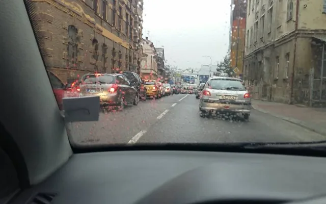 Doprava v Liberci kolabuje, autobusy nabírají v kolonách zpoždění