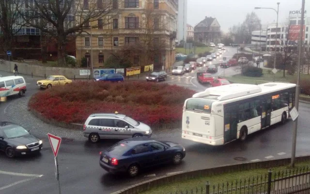 Doprava v Liberci kolabuje, autobusy nabírají v kolonách zpoždění