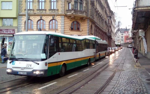 Doprava v Liberci kolabuje, autobusy nabírají v kolonách zpoždění