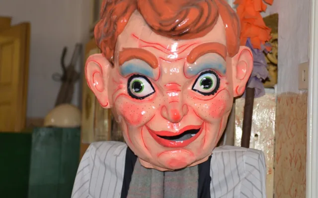 K pořádné oslavě patří i masky nebo konfety. Už přes sto let je vyrábí v Zákupech
