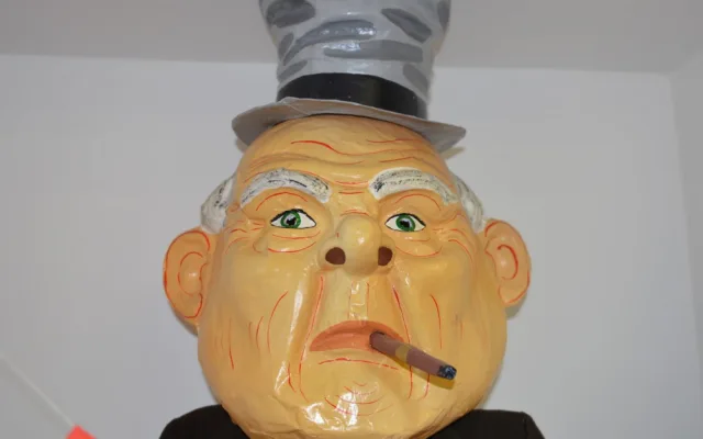 K pořádné oslavě patří i masky nebo konfety. Už přes sto let je vyrábí v Zákupech