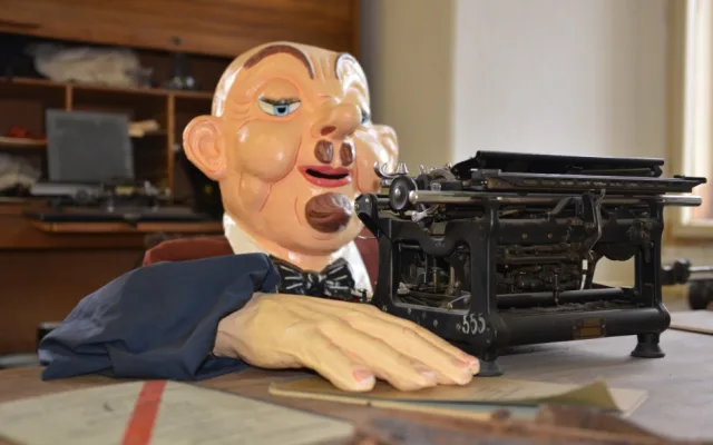 K pořádné oslavě patří i masky nebo konfety. Už přes sto let je vyrábí v Zákupech