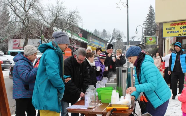 „Nakonec této možnosti využili tři provozovatelé harrachovských restaurací, kteří se nebáli poměřit um svých kuchařů s konkurencí. O tom, kdo z nich uvařil nejlepší česnečku, rozhodovali zájemci z řad veřejnosti,“ řekla referentka cestovního ruchu a propa