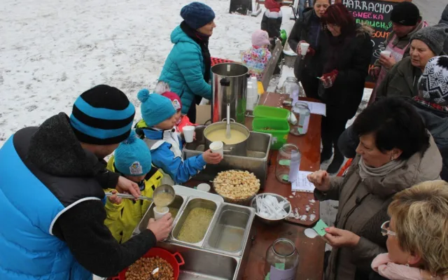 „Nakonec této možnosti využili tři provozovatelé harrachovských restaurací, kteří se nebáli poměřit um svých kuchařů s konkurencí. O tom, kdo z nich uvařil nejlepší česnečku, rozhodovali zájemci z řad veřejnosti,“ řekla referentka cestovního ruchu a propa