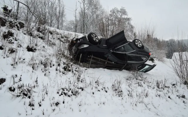 Luxusní BMW hrozilo pádem na chalupu, vyprostit ho musel až jeřáb hasičů