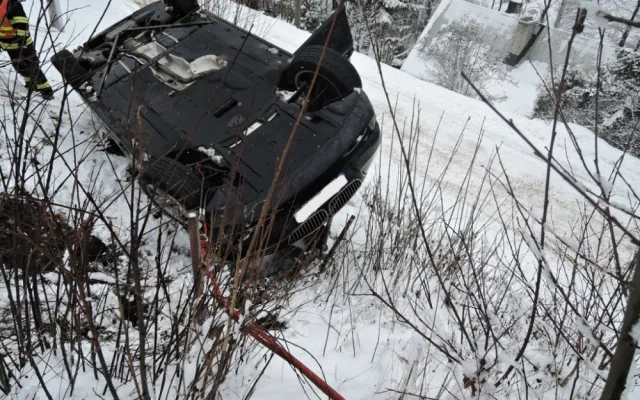 Luxusní BMW hrozilo pádem na chalupu, vyprostit ho musel až jeřáb hasičů