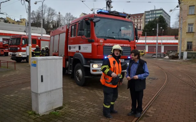 Vozovnu dopravního podniku zachvátil požár, naštěstí ale jen cvičně