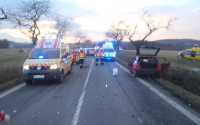 Silnici na Nové Město pod Smrkem uzavřela vážná nehoda tří aut