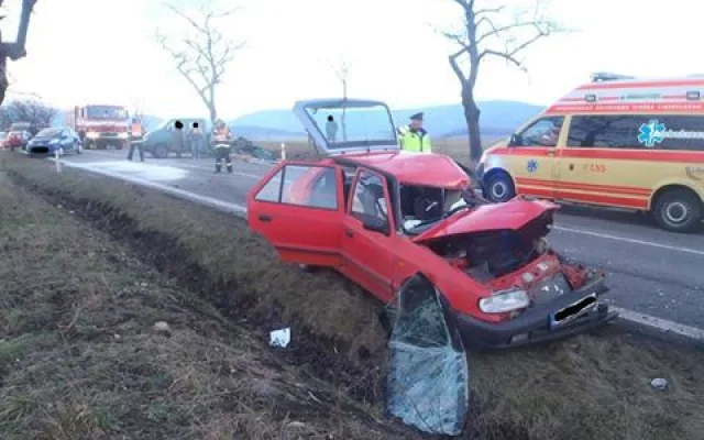 Silnici na Nové Město pod Smrkem uzavřela vážná nehoda tří aut