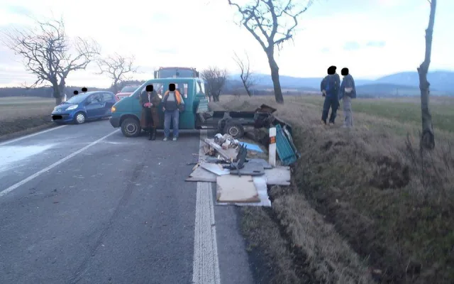 Silnici na Nové Město pod Smrkem uzavřela vážná nehoda tří aut