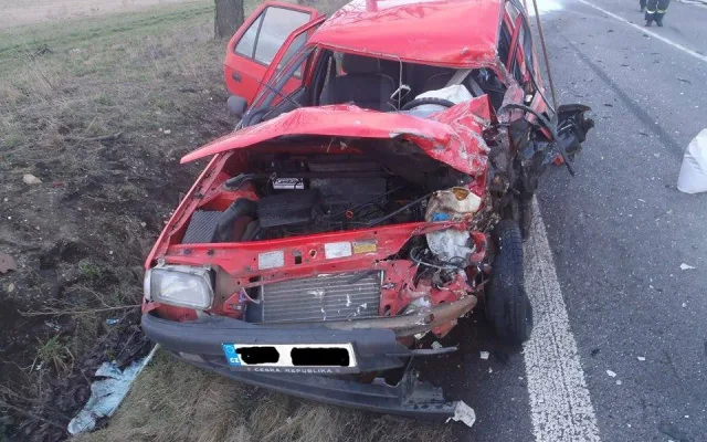 Silnici na Nové Město pod Smrkem uzavřela vážná nehoda tří aut