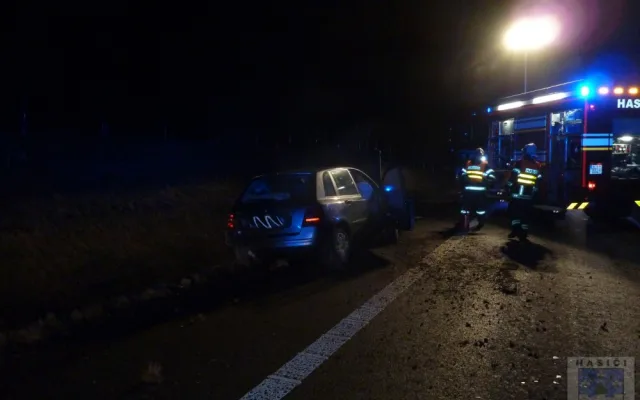 U Hrádku nad Nisou se v neděli večer střetla dvě auta a motocykl