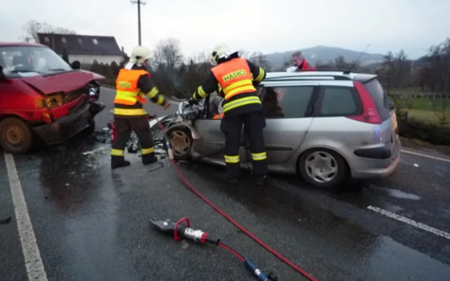 Vážná nehoda na Českolipsku. Řidiče museli hasiči z vraku auta vystříhat