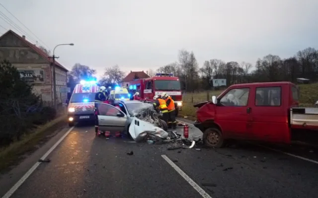 Vážná nehoda na Českolipsku. Řidiče museli hasiči z vraku auta vystříhat