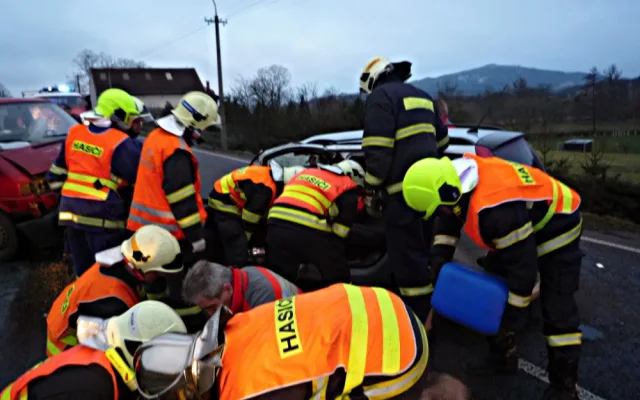 Vážná nehoda na Českolipsku. Řidiče museli hasiči z vraku auta vystříhat