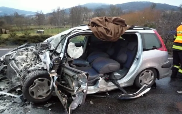 Vážná nehoda na Českolipsku. Řidiče museli hasiči z vraku auta vystříhat