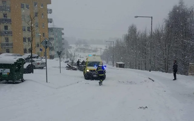 Silnice v Zeleném Údolí se proměnila v kluziště, havarovala tam záchranka i hasiči