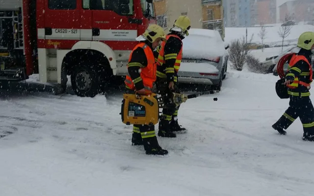 Silnice v Zeleném Údolí se proměnila v kluziště, havarovala tam záchranka i hasiči