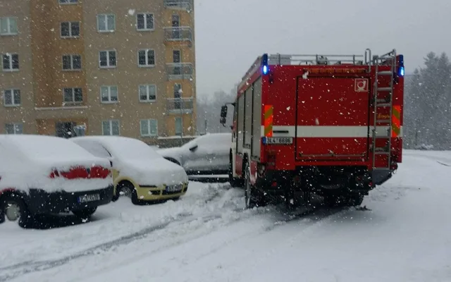 Silnice v Zeleném Údolí se proměnila v kluziště, havarovala tam záchranka i hasiči